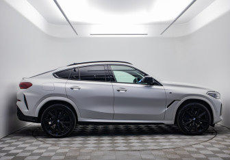 Подержанный автомобиль BMW X6 2021 года (4 фото)