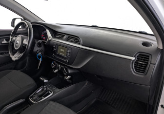 Подержанный автомобиль Kia Rio Hatchback 2021 года (12 фото)