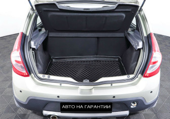 Подержанный автомобиль Renault Sandero 2013 года (20 фото)