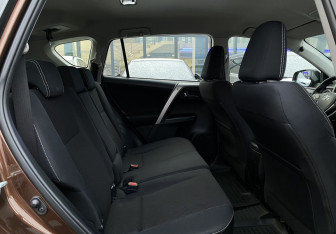 Подержанный автомобиль Toyota RAV4 2016 года (22 фото)