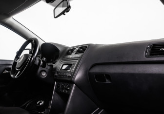 Подержанный автомобиль Volkswagen Polo Sedan 2016 года (11 фото)