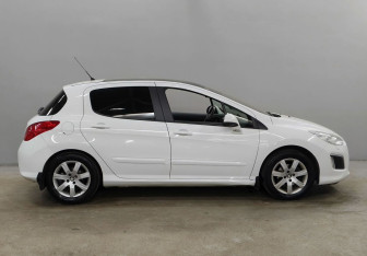 Подержанный автомобиль Peugeot 308 Hatchback 2012 года (4 фото)