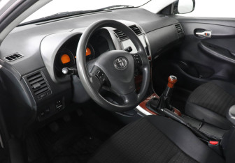 Подержанный автомобиль Toyota Corolla Sedan 2008 года (9 фото)