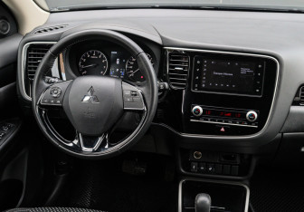 Подержанный автомобиль Mitsubishi Outlander 2020 года (10 фото)