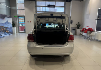 Подержанный автомобиль Volkswagen Polo Sedan 2011 года (7 фото)