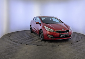 Подержанный автомобиль Kia Ceed Hatchback 2014 года (3 фото)