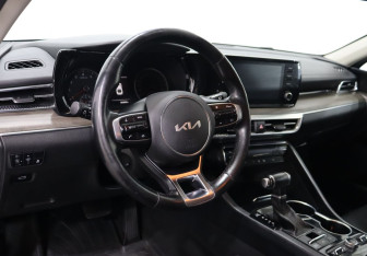 Подержанный автомобиль Kia K5 2021 года (10 фото)