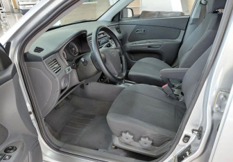 Подержанный автомобиль Kia Rio Sedan 2006 года (12 фото)
