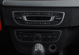 Подержанный автомобиль Renault Fluence 2011 года (13 фото)