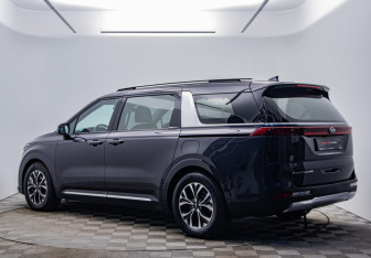 Подержанный автомобиль Kia Carnival 2020 года (7 фото)