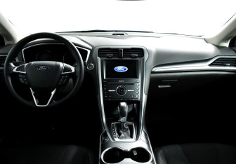 Подержанный автомобиль Ford Mondeo Sedan 2017 года (10 фото)