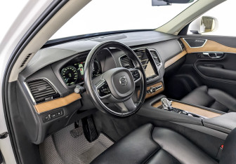 Подержанный автомобиль Volvo XC90 2021 года (16 фото)