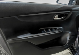 Подержанный автомобиль Kia Rio Hatchback 2021 года (18 фото)