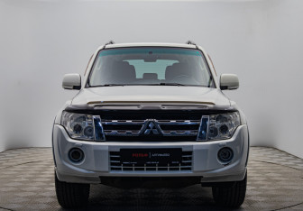 Подержанный автомобиль Mitsubishi Pajero 2012 года (8 фото)