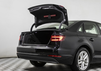 Подержанный автомобиль Audi A4 Sedan 2018 года (17 фото)