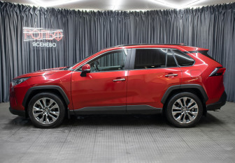 Подержанный автомобиль Toyota RAV4 2021 года (8 фото)