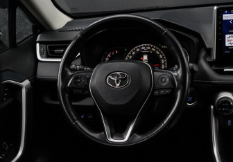 Подержанный автомобиль Toyota RAV4 2021 года (12 фото)