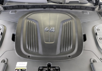 Подержанный автомобиль Hongqi E-HS9 2022 года (9 фото)