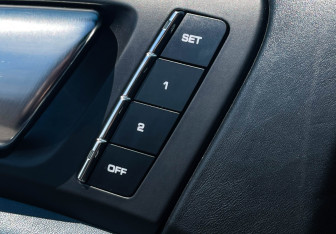 Подержанный автомобиль Porsche Cayenne 2012 года (17 фото)