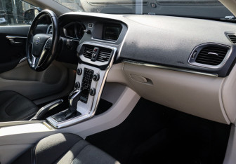 Подержанный автомобиль Volvo V40 Hatchback 2014 года (7 фото)