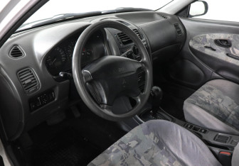 Подержанный автомобиль Mitsubishi Carisma Sedan 1998 года (5 фото)