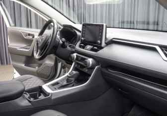 Подержанный автомобиль Toyota RAV4 2021 года (11 фото)