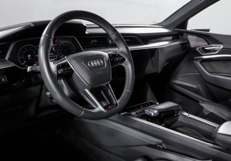 Подержанный автомобиль Audi e-tron 2020 года (14 фото)