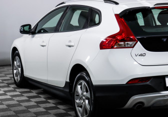 Подержанный автомобиль Volvo V40 Cross Country 2017 года (18 фото)