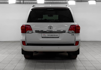 Подержанный автомобиль Toyota Land Cruiser Suv 2013 года (5 фото)