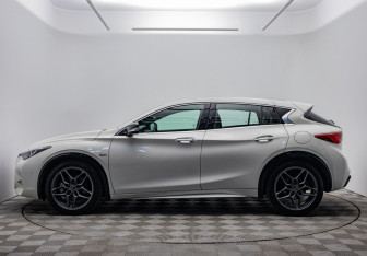 Подержанный автомобиль Infiniti Q30 2017 года (2 фото)