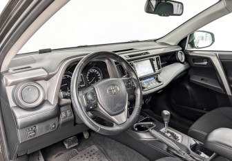 Подержанный автомобиль Toyota RAV4 2018 года (16 фото)