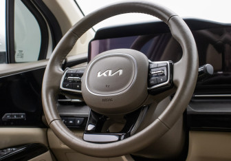 Подержанный автомобиль Kia Carnival 2022 года (15 фото)