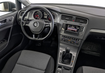 Подержанный автомобиль Volkswagen Golf Hatchback 2013 года (27 фото)