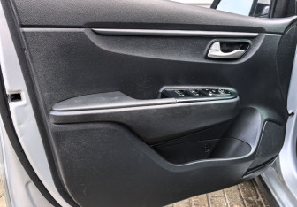 Подержанный автомобиль Kia Rio Hatchback 2021 года (19 фото)