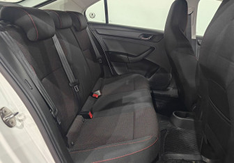 Подержанный автомобиль Skoda Rapid Liftback 2015 года (10 фото)