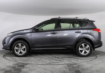 Подержанный автомобиль Toyota RAV4 2015 года (8 фото)
