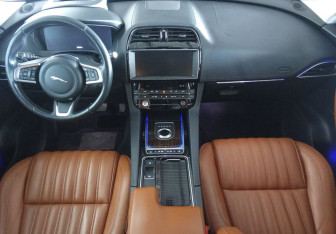 Подержанный автомобиль Jaguar F-Pace 2017 года (11 фото)