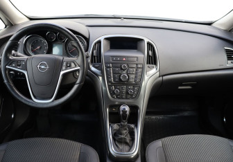 Подержанный автомобиль Opel Astra Hatchback 2011 года (13 фото)