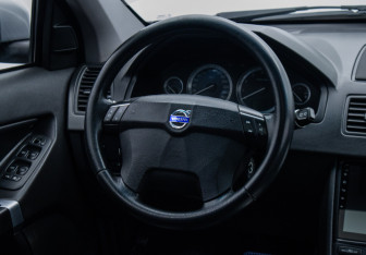 Подержанный автомобиль Volvo XC90 2006 года (15 фото)