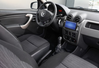 Подержанный автомобиль Renault Sandero 2014 года (10 фото)