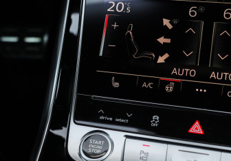 Подержанный автомобиль Audi Q8 2021 года (24 фото)