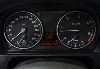 Подержанный автомобиль BMW X1 2014 года (12 фото)