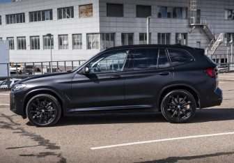 Подержанный автомобиль BMW X3 2024 года (10 фото)