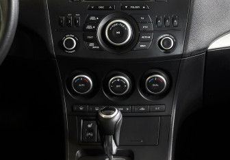 Подержанный автомобиль Mazda 3 Sedan 2012 года (13 фото)