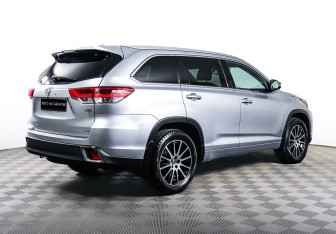 Подержанный автомобиль Toyota Highlander 2018 года (5 фото)