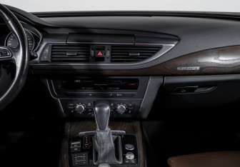 Подержанный автомобиль Audi A7 2015 года (13 фото)