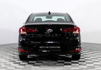 Подержанный автомобиль Hyundai Elantra Sedan 2019 года (5 фото)