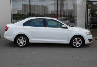 Подержанный автомобиль Skoda Rapid Liftback 2014 года (4 фото)
