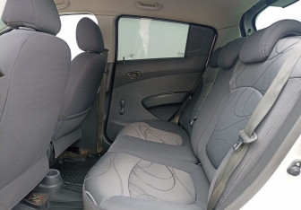 Подержанный автомобиль Chevrolet Spark 2013 года (11 фото)