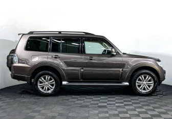 Подержанный автомобиль Mitsubishi Pajero 2012 года (4 фото)